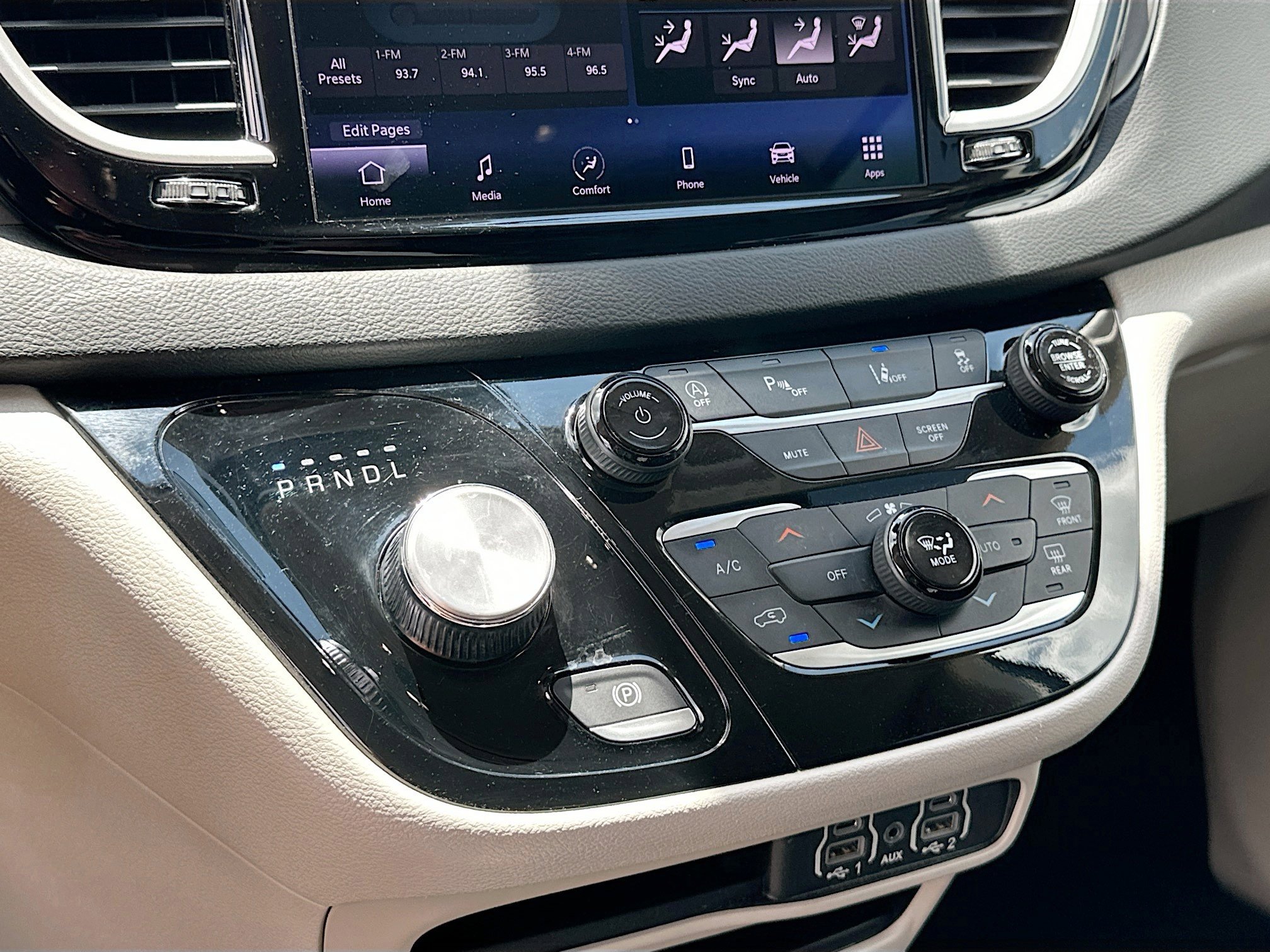 Used 2023 Chrysler Pacifica Touring-L FWD image 16