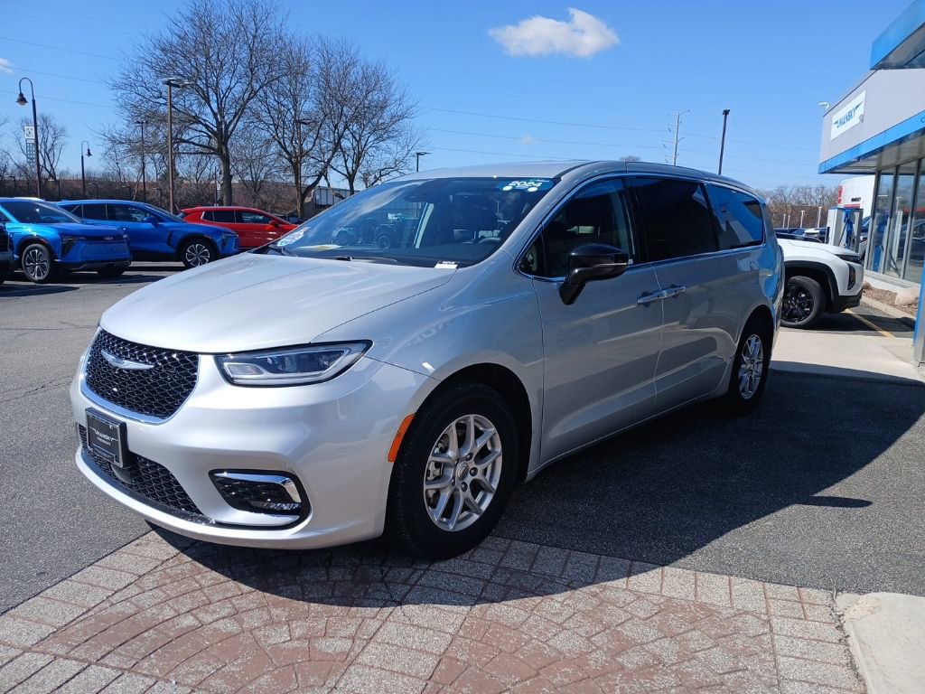 Used 2024 Chrysler Pacifica Touring-L image 4