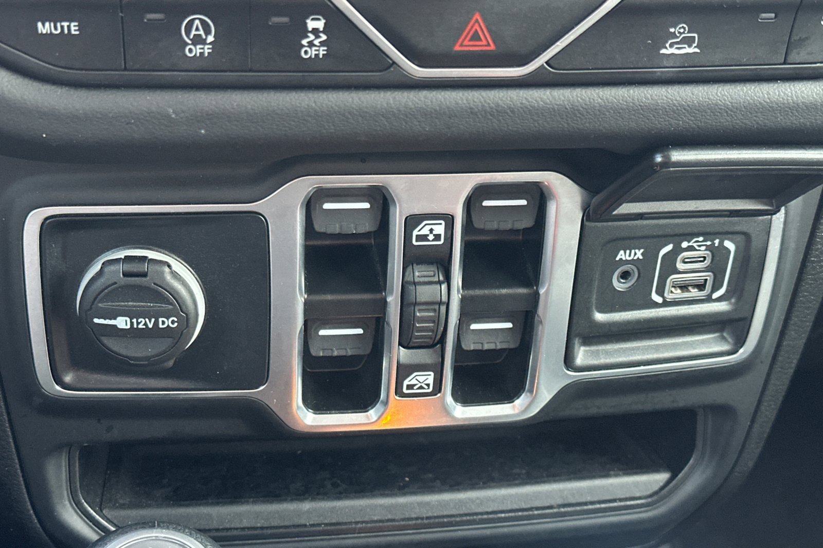 Used 2025 Jeep Wrangler Sahara image 30