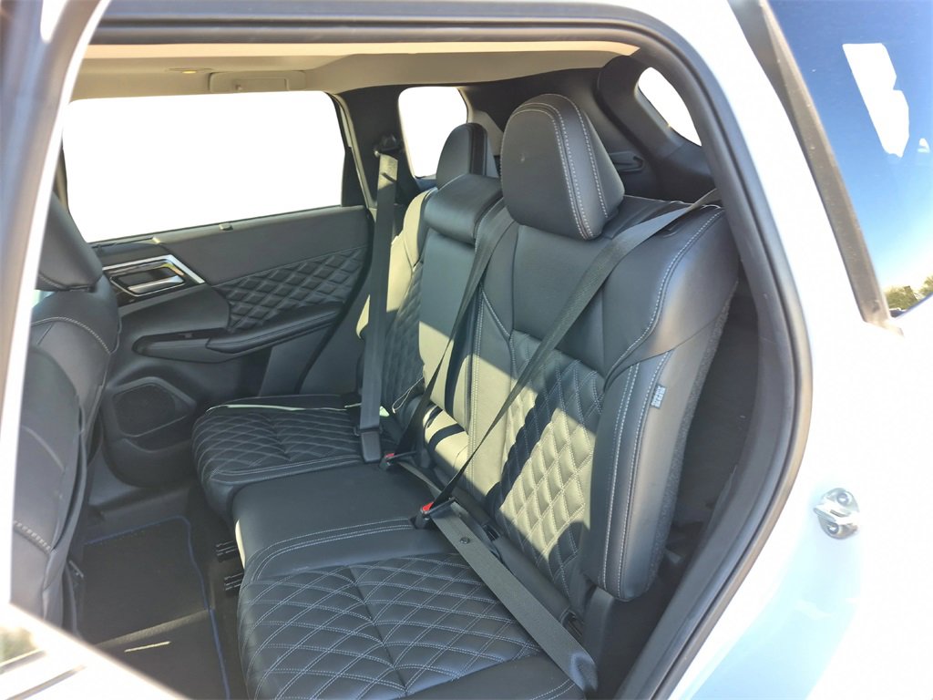 Used 2024 Mitsubishi Outlander 4WD Plug-In Hybrid image 27