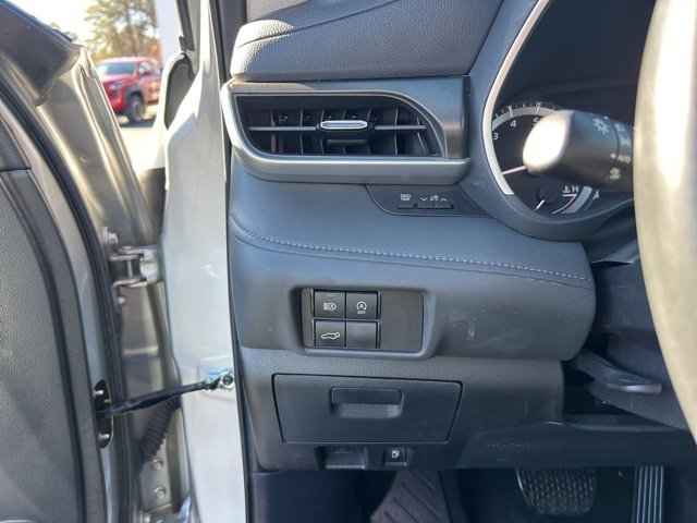 Used 2024 Toyota Highlander XLE image 25