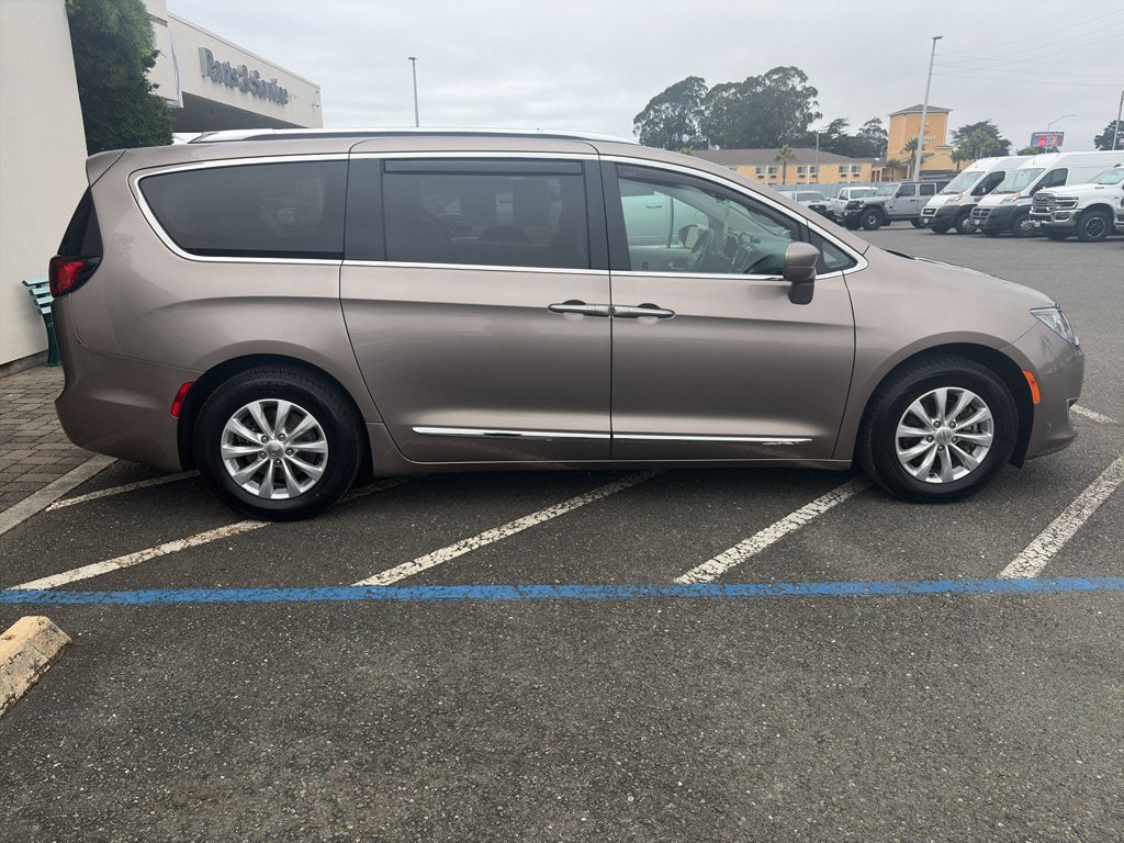 Used 2018 Chrysler Pacifica Touring-L FWD image 19