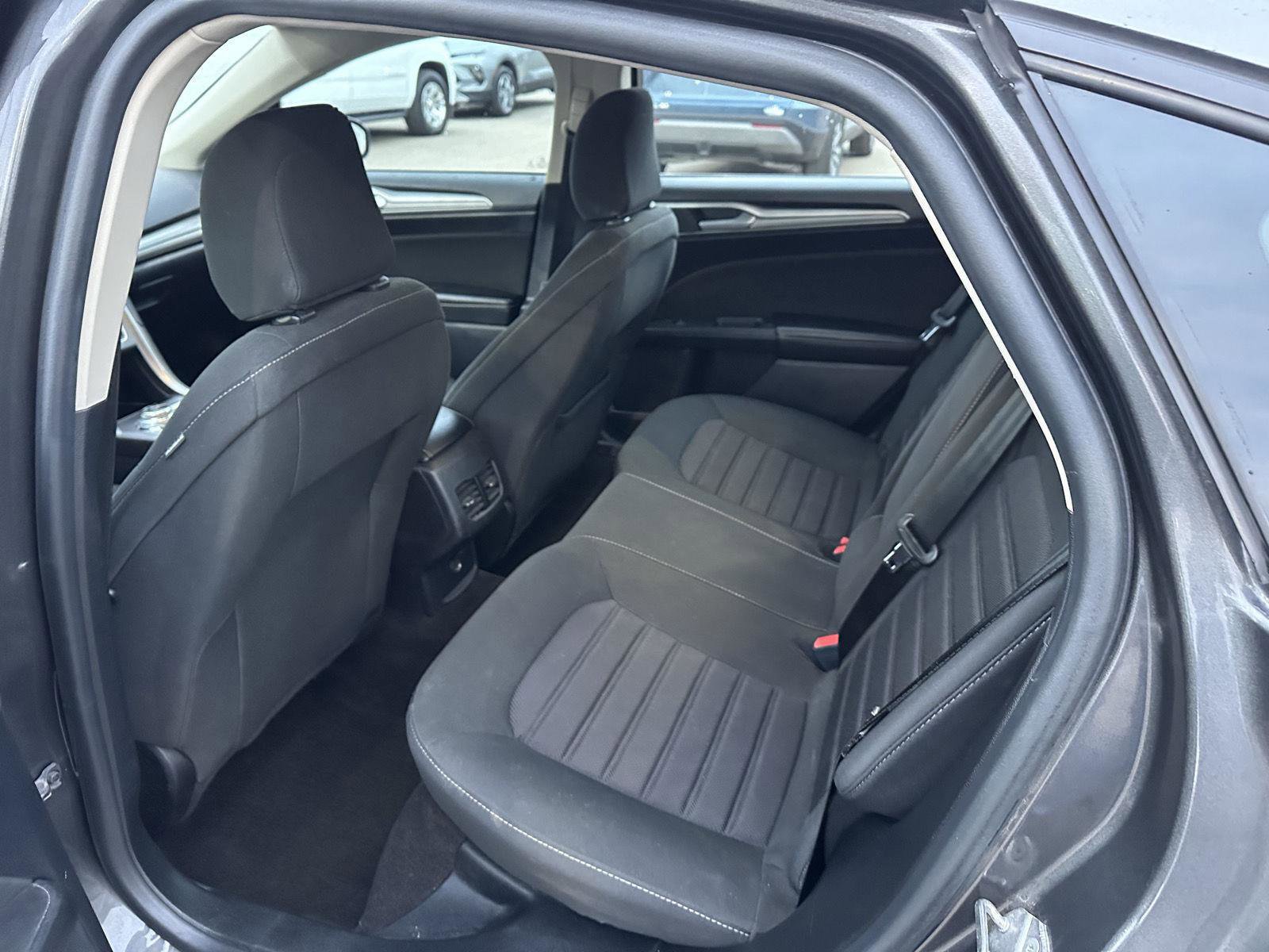 Used 2020 Ford Fusion SE FWD image 14