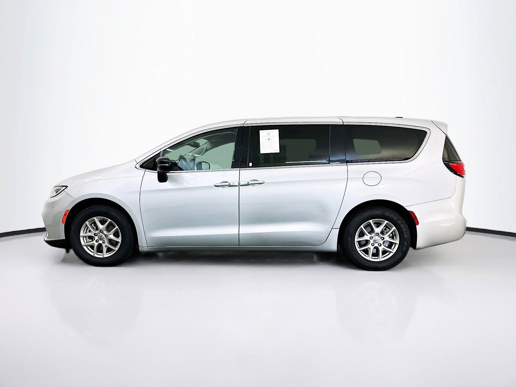 Used 2024 Chrysler Pacifica Touring-L image 4