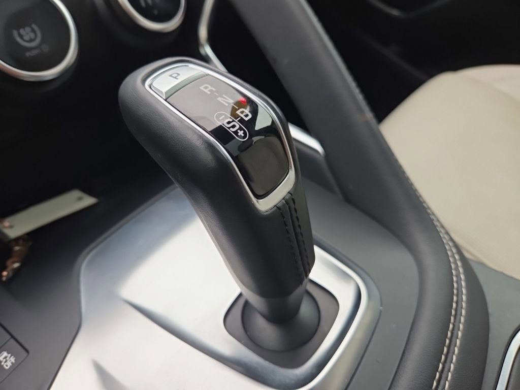 Used 2019 Jaguar E-PACE R-Dynamic SE image 41