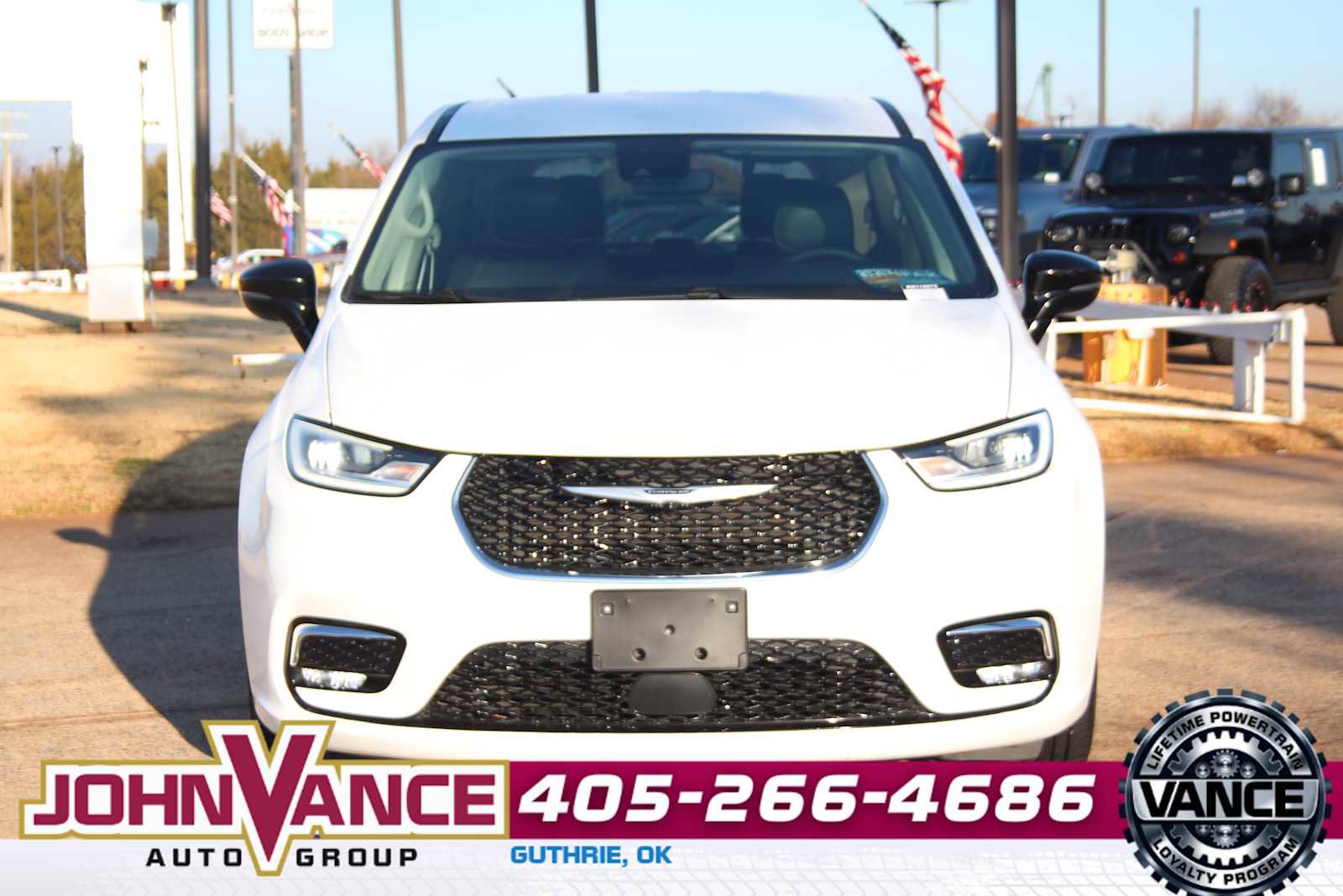 Used 2024 Chrysler Pacifica Touring-L image 2