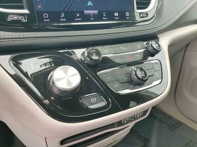 Used 2024 Chrysler Pacifica Select image 23