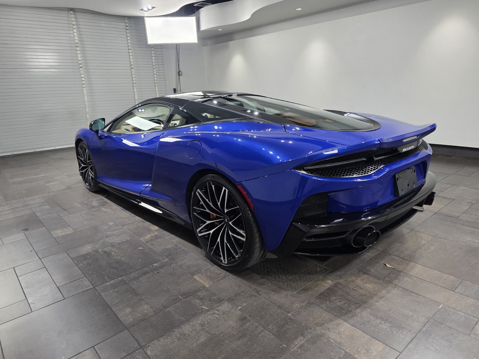 Used 2023 McLaren GT RWD image 4