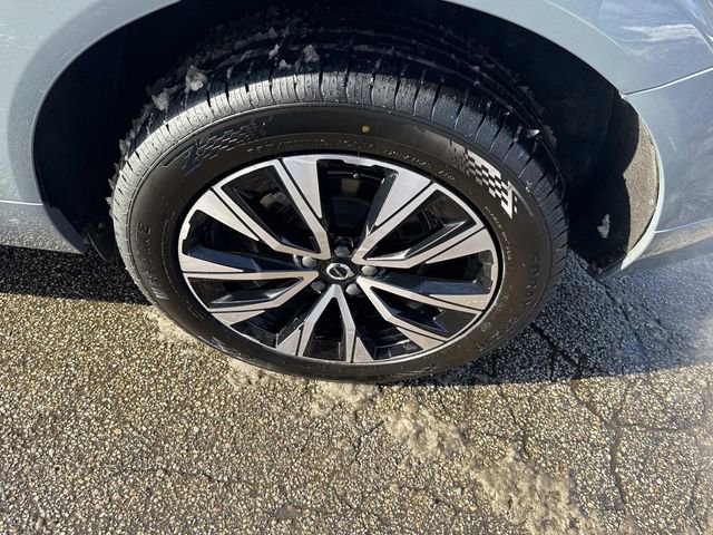 Used 2024 Volvo XC60 B5 Plus image 17