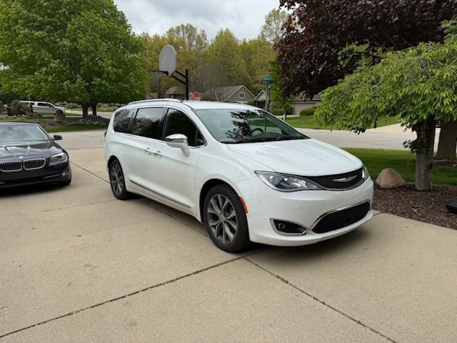 Used 2017 Chrysler Pacifica Limited FWD image 1
