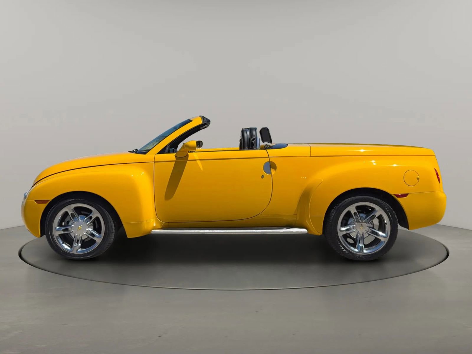 Used 2004 Chevrolet SSR w/ Preferred Equipment Group image 2