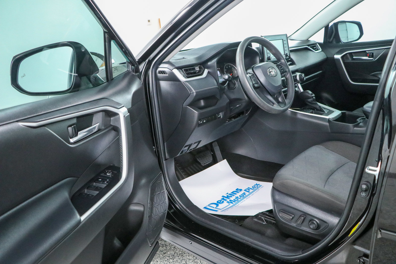 Used 2022 Toyota RAV4 XLE w/ Convenience Package FWD image 3
