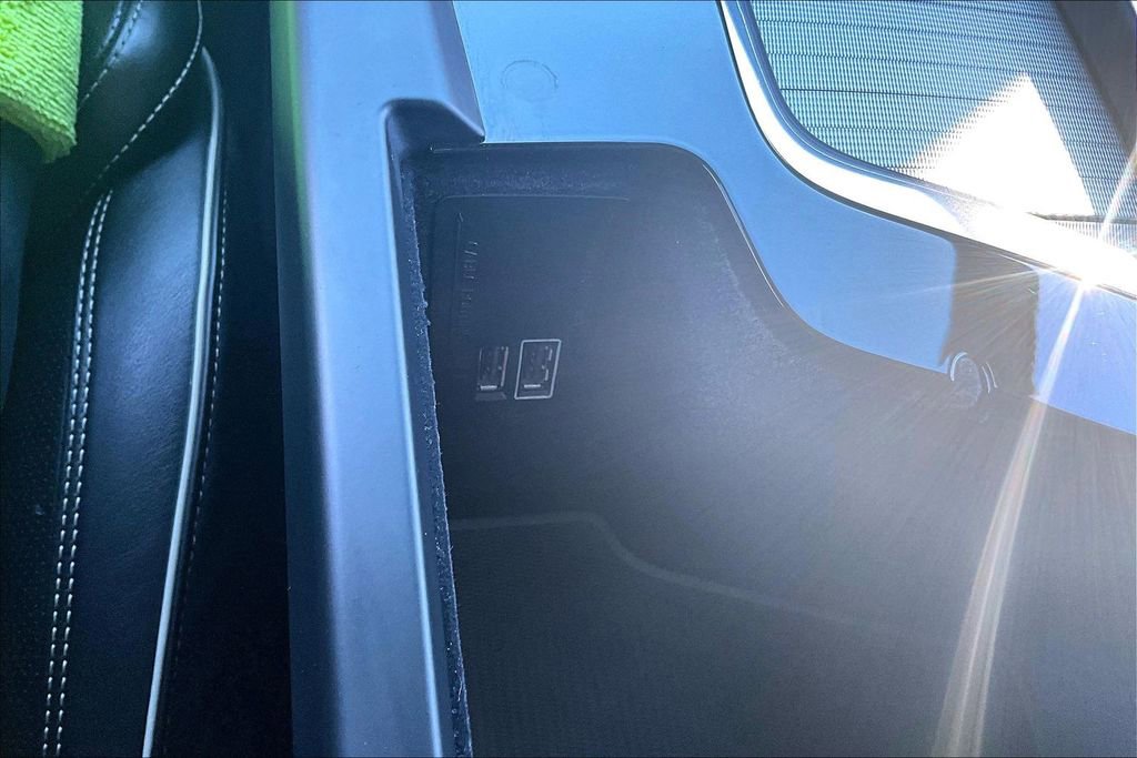 Used 2019 Volvo XC60 T8 R-Design w/ Advanced Package image 32