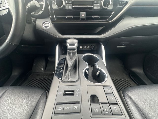 Used 2023 Toyota Highlander XLE AWD/4WD image 11