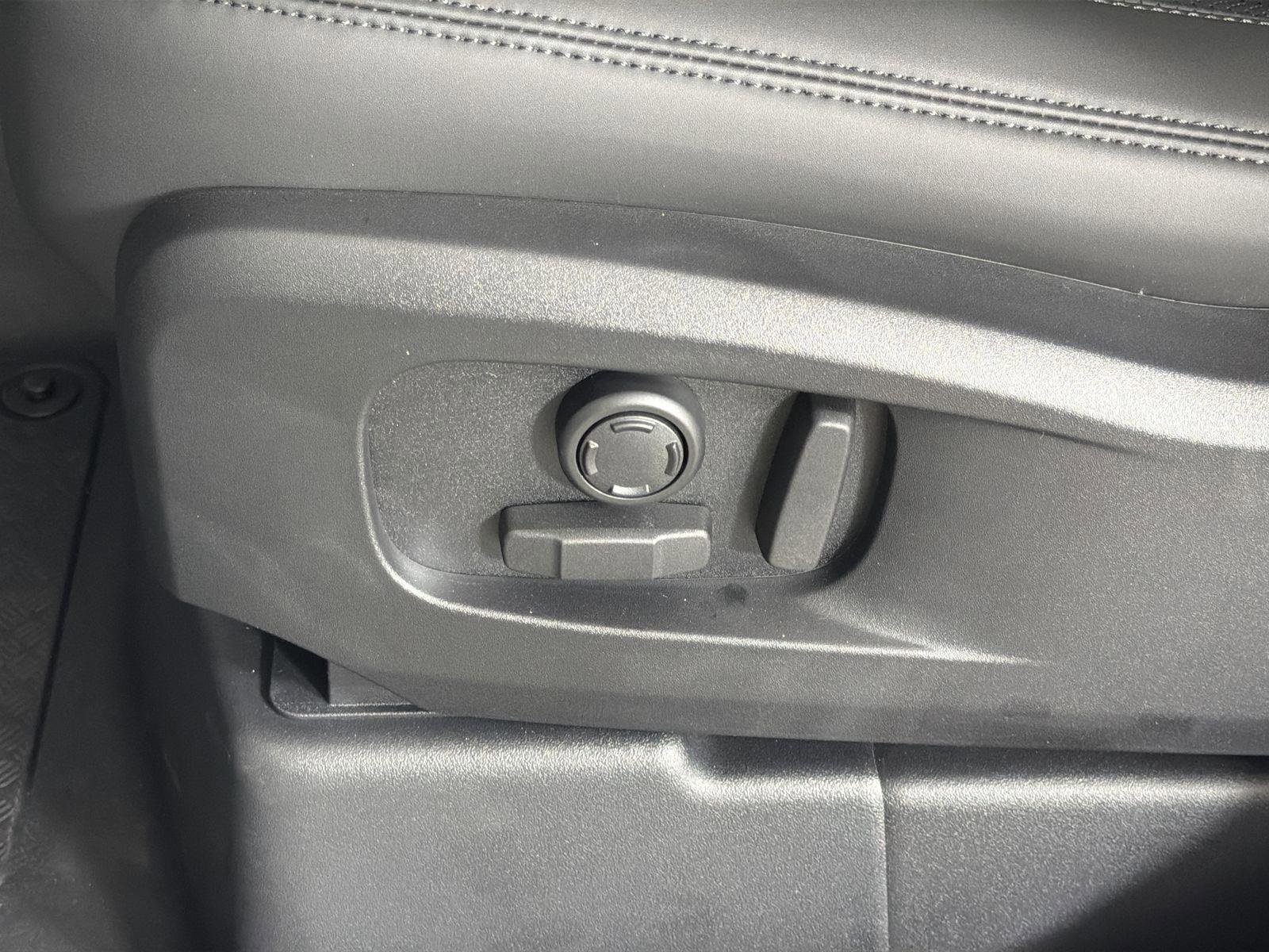 New 2026 Land Rover Defender 110 S image 24