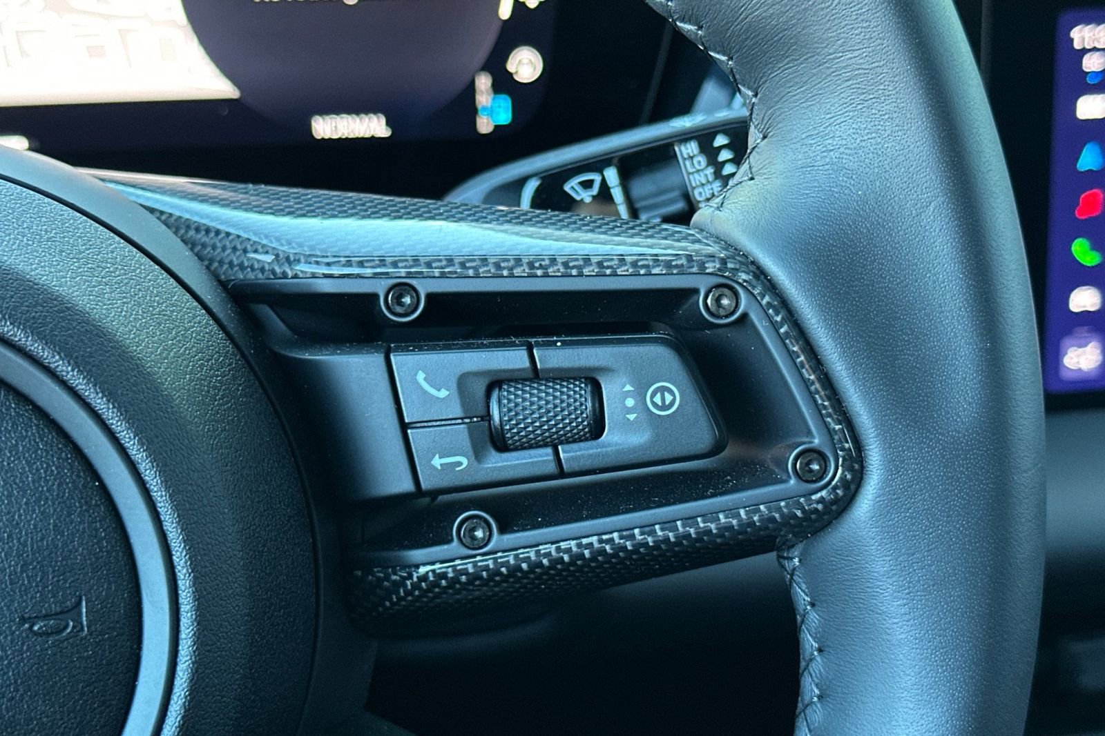 Certified 2025 Porsche Macan 4S Electric image 32