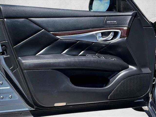 Used 2018 INFINITI Q70 Luxe RWD image 17