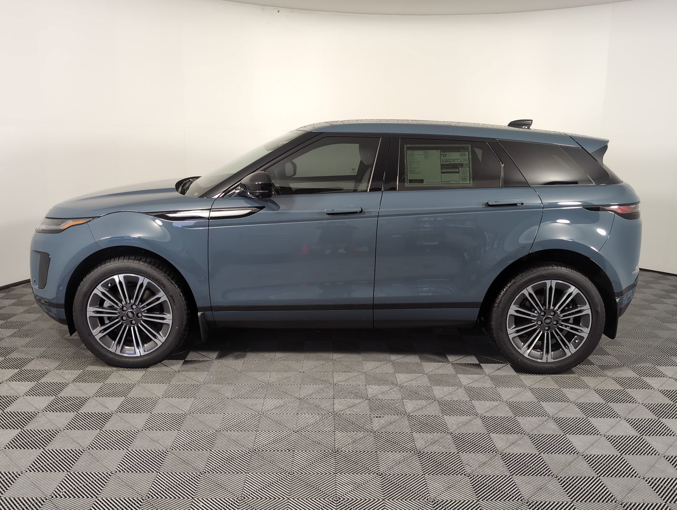 Used 2026 Land Rover Range Rover Evoque S image 2