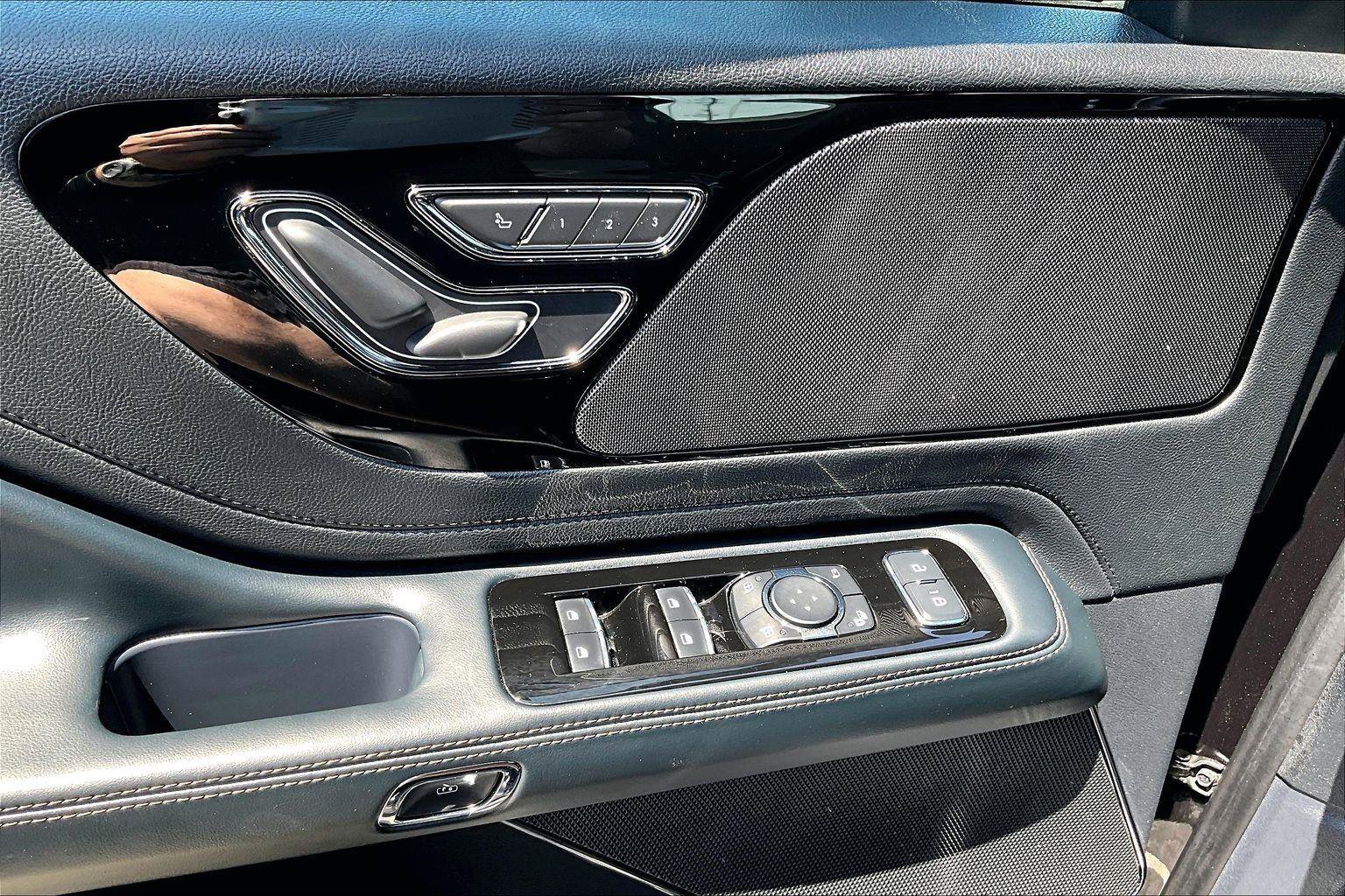 Used 2025 Lincoln Aviator AWD image 38