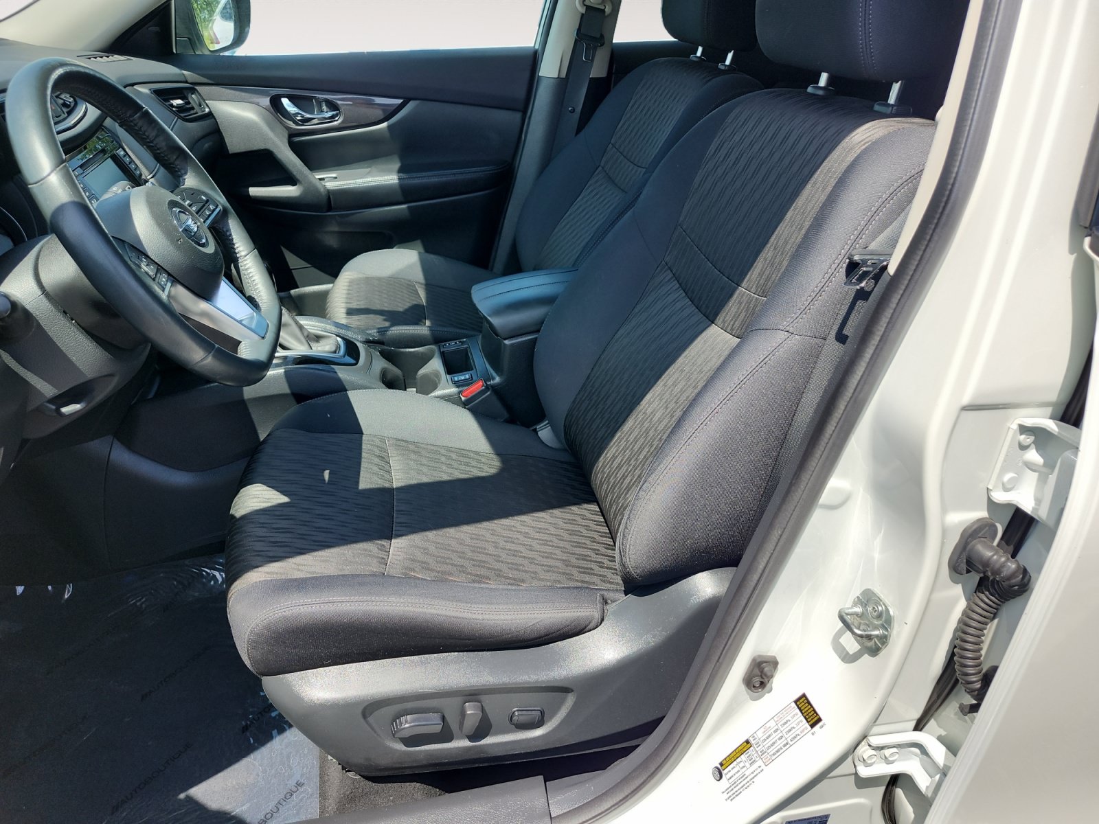 Used 2018 Nissan Rogue SV w/ Premium Package FWD image 9
