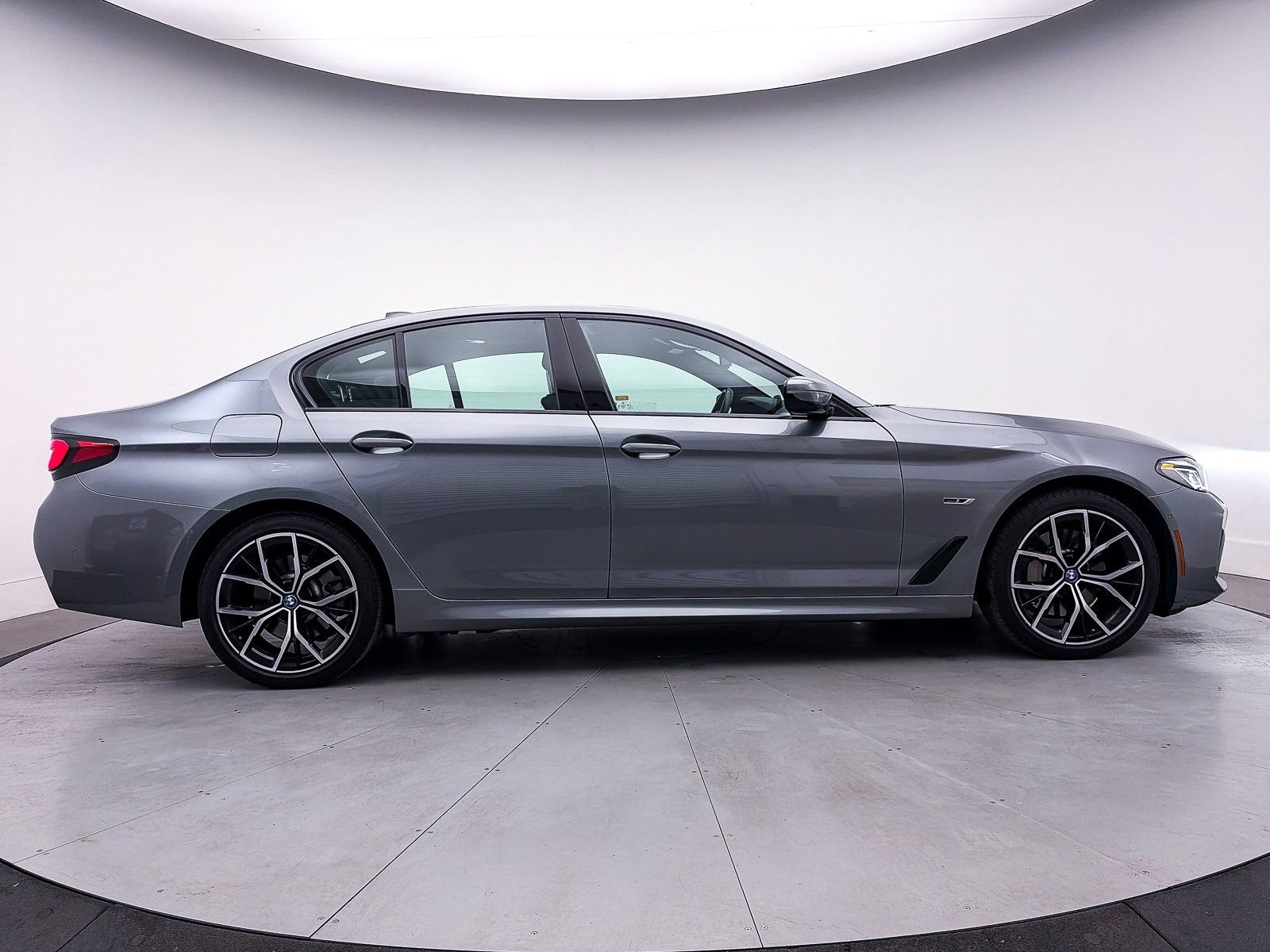 Used 2023 BMW 530e w/ M Sport Package image 42