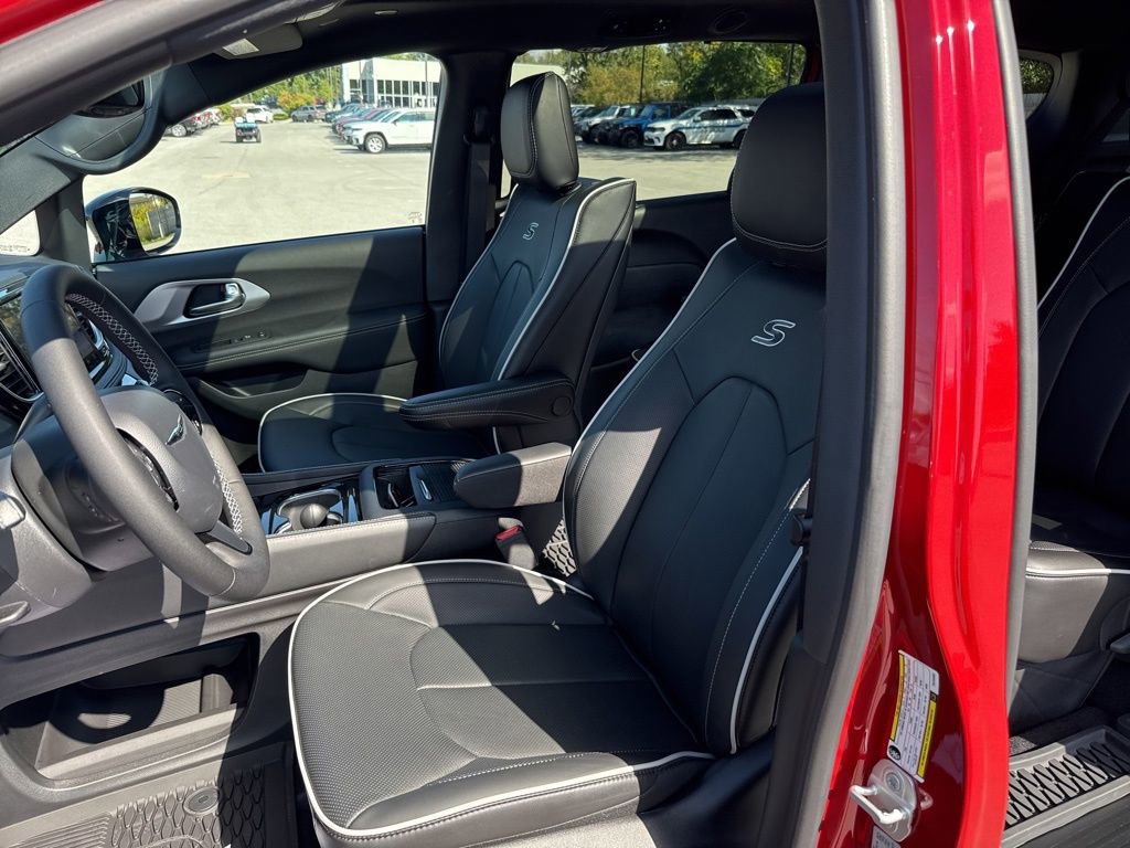 New 2026 Chrysler Pacifica Limited w/ Uconnect Theater Family Group image 11