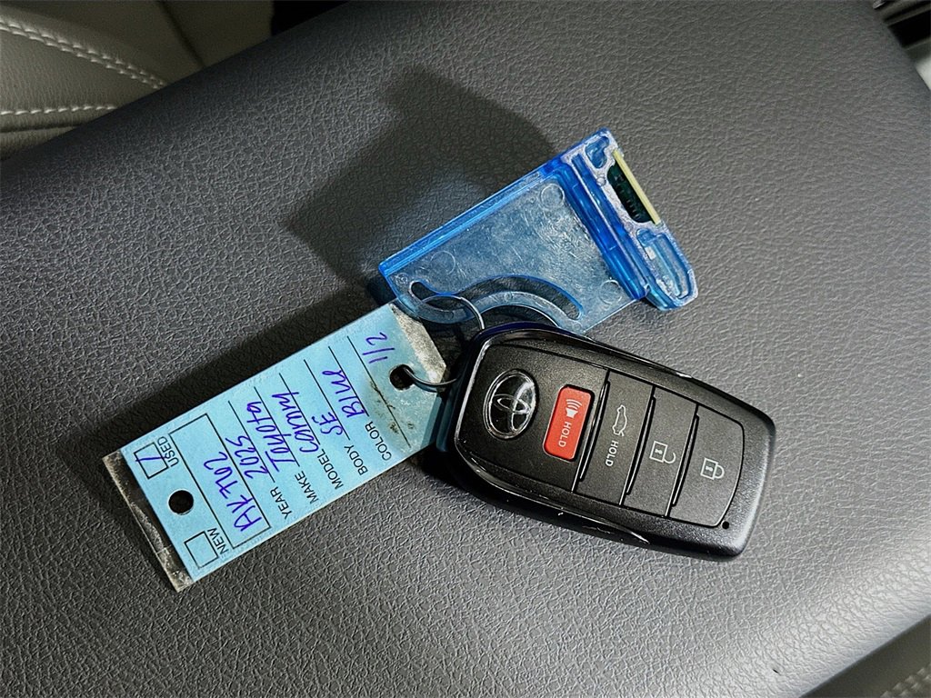 Used 2025 Toyota Camry SE image 35