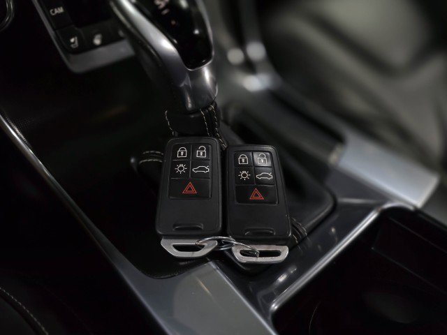 Used 2018 Volvo V60 T6 R-Design Platinum image 41