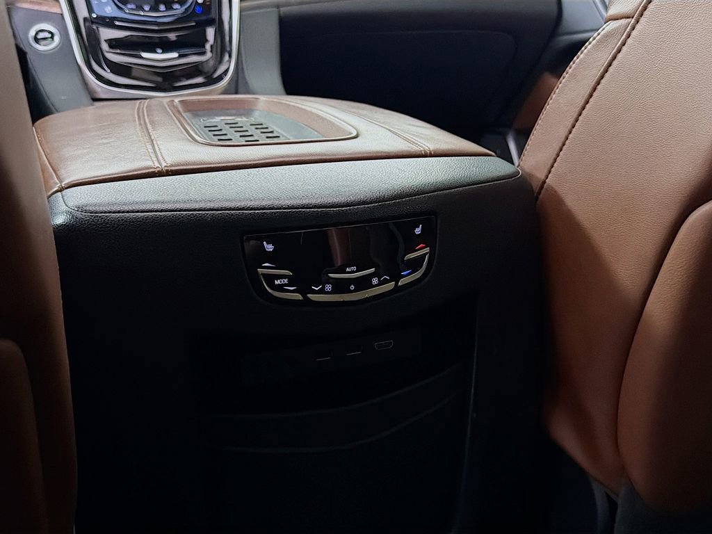 Used 2017 Cadillac Escalade Premium Luxury w/ LPO, Radiant Package AWD/4WD image 28