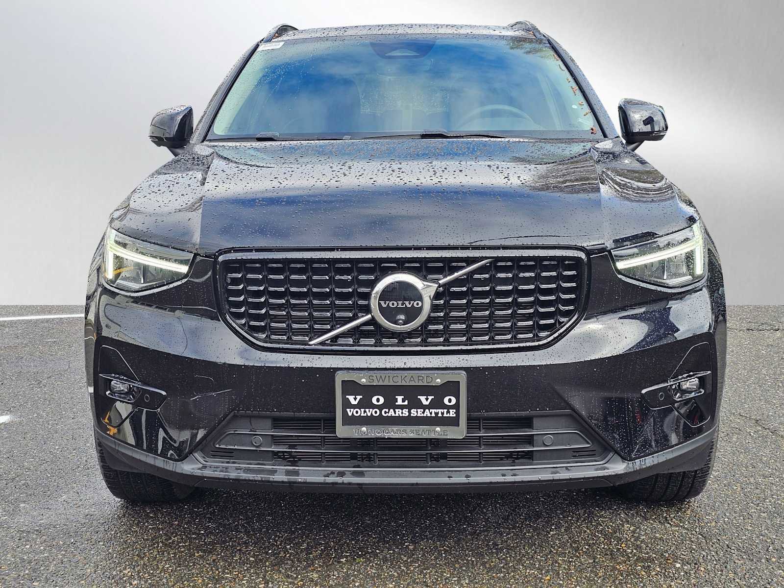 Certified 2024 Volvo XC40 B5 Plus w/ Climate Package image 8