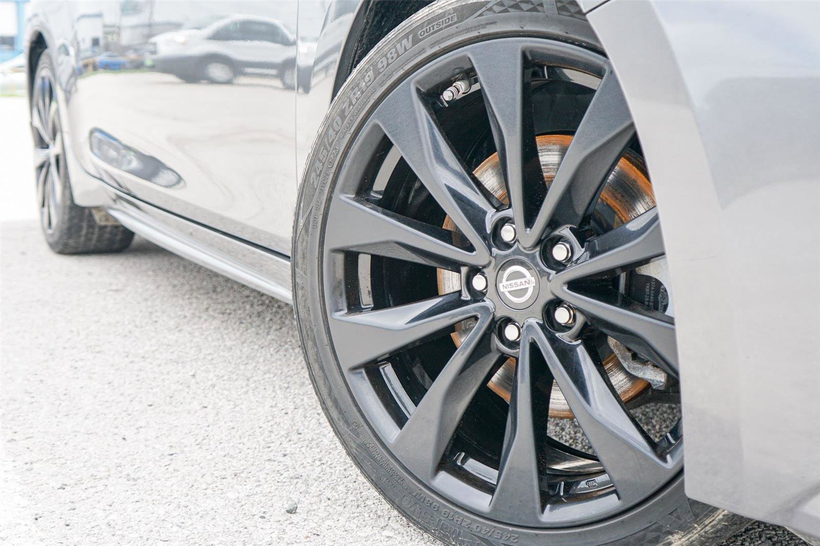 Used 2019 Nissan Maxima SR w/ Premium Package FWD image 2