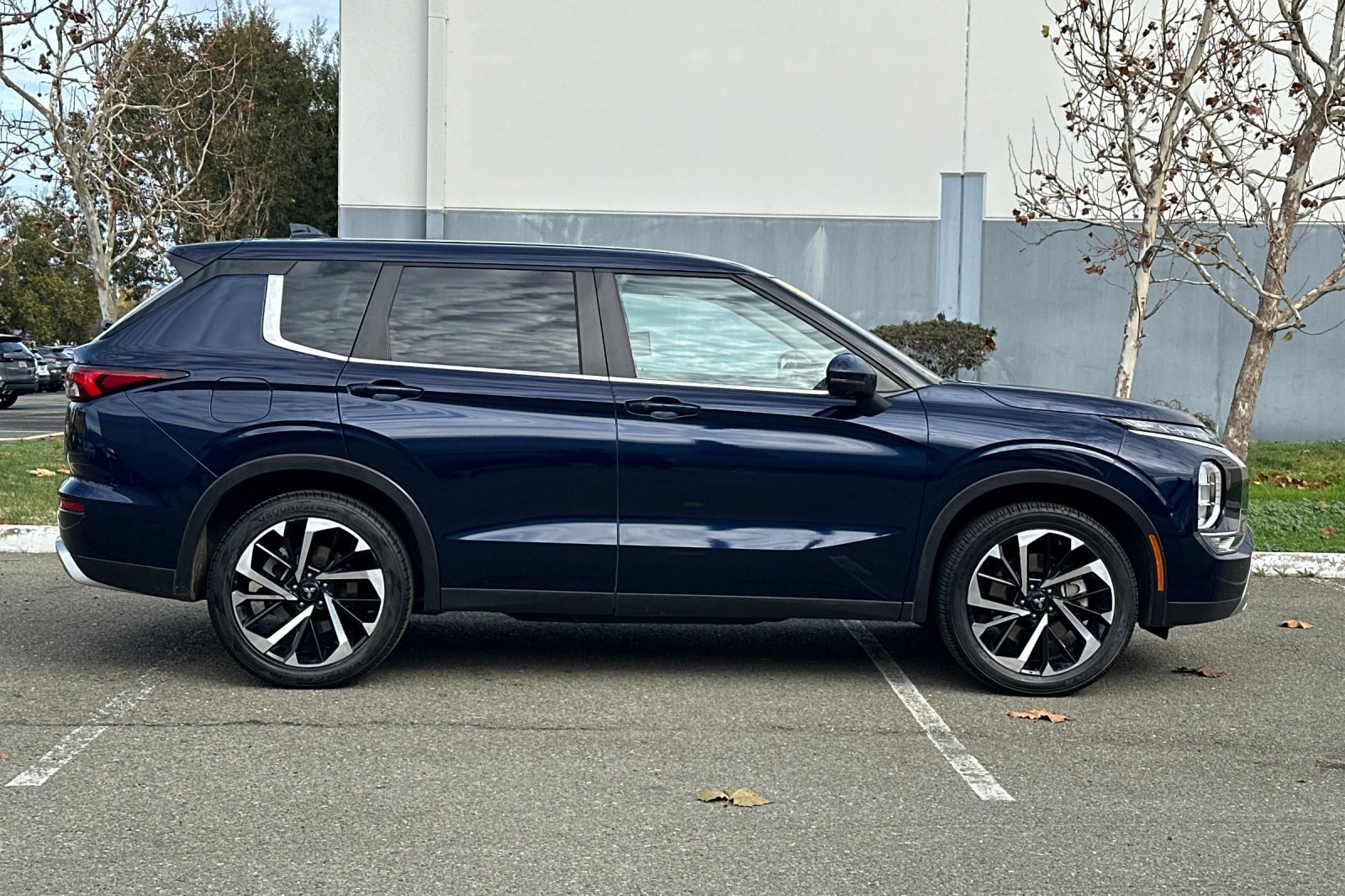 Used 2024 Mitsubishi Outlander SE image 3