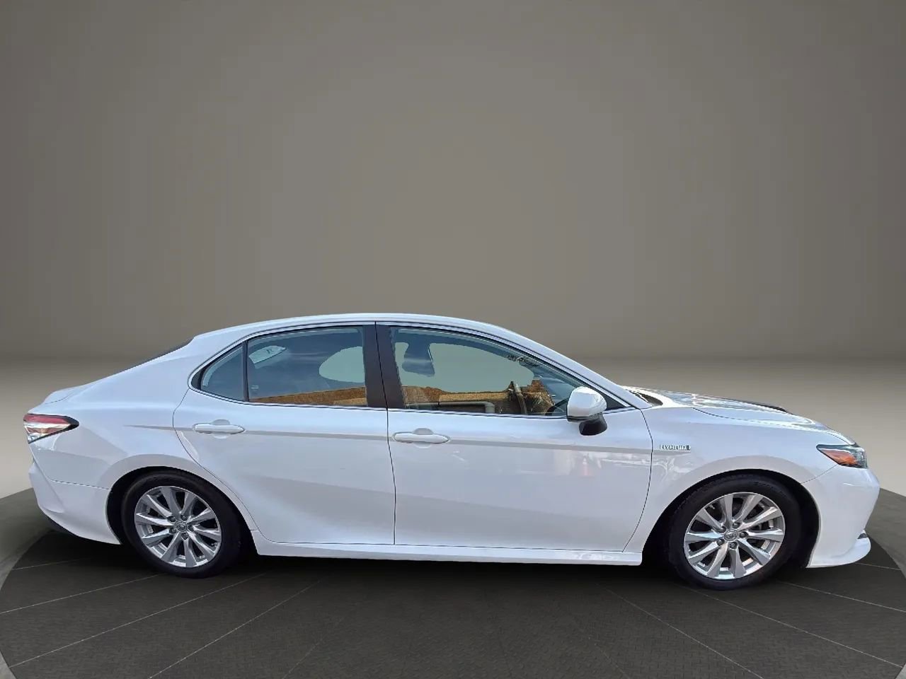 Used 2020 Toyota Camry LE image 4