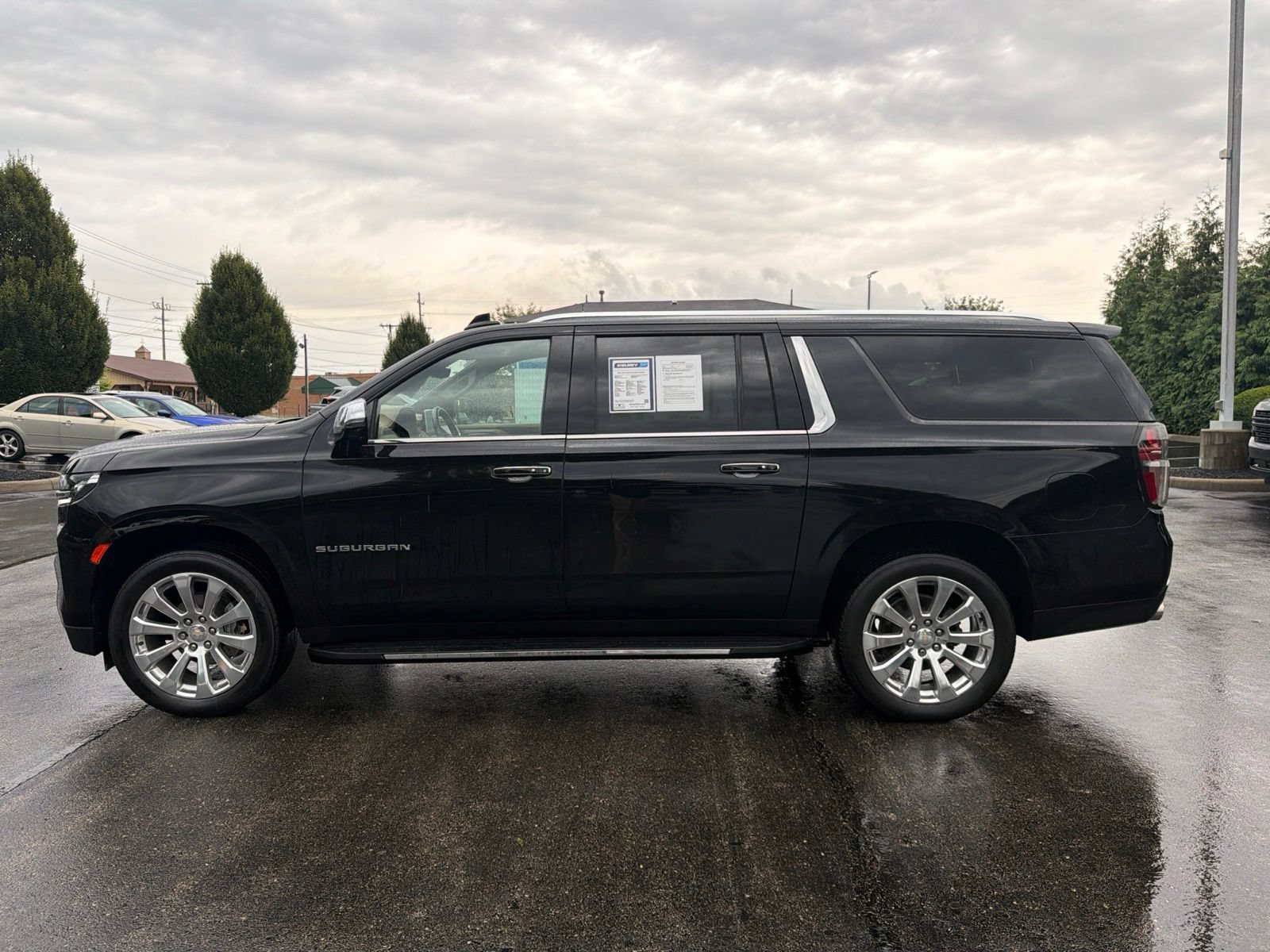 Used 2022 Chevrolet Suburban Premier AWD/4WD image 2