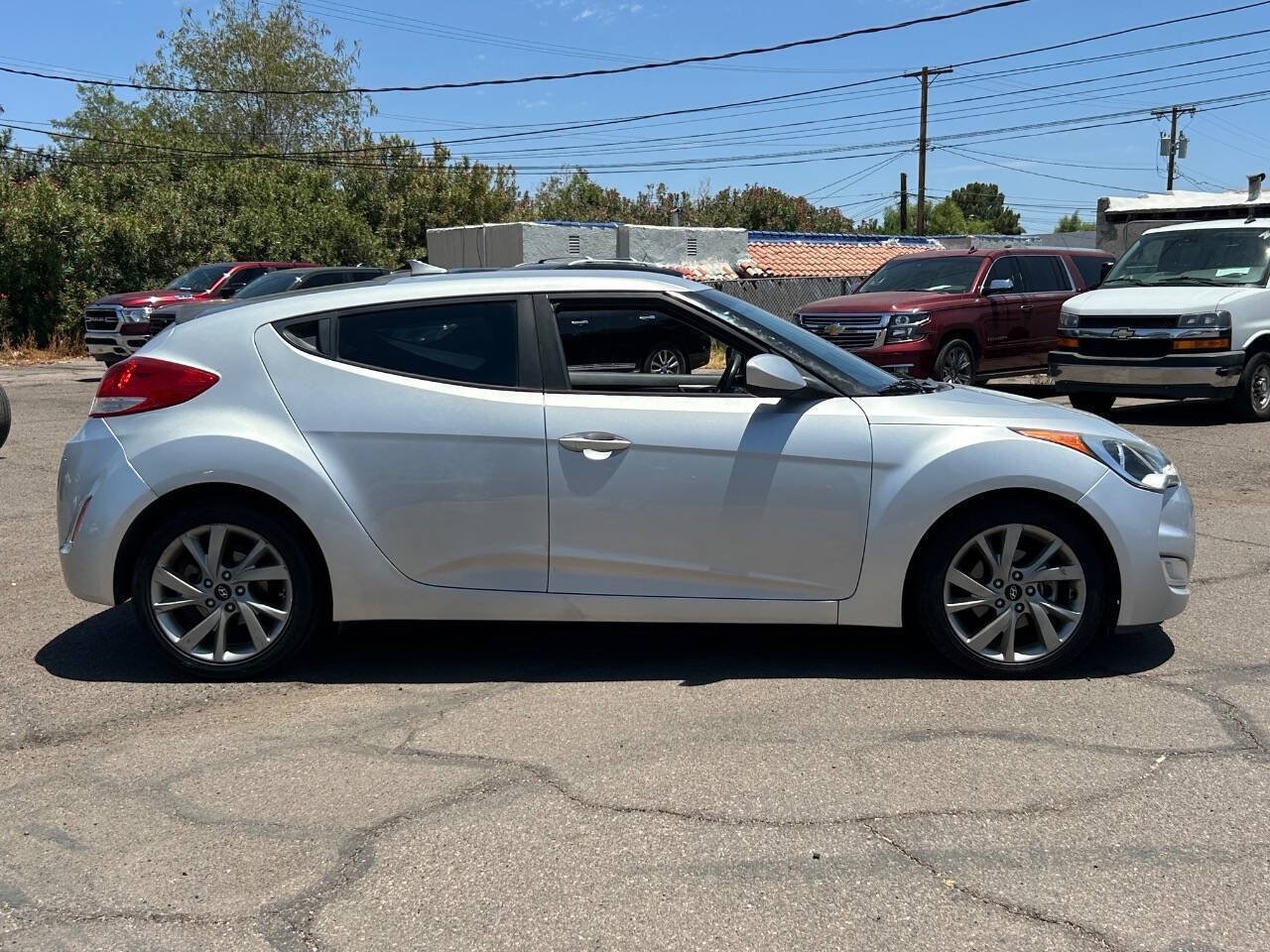 Used 2017 Hyundai Veloster FWD image 2