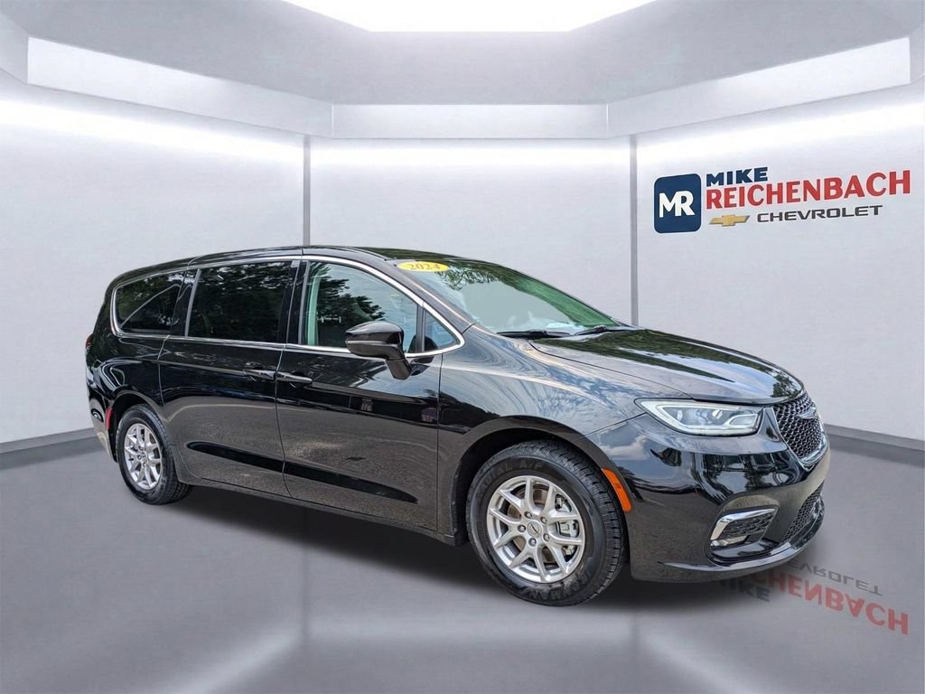 Used 2024 Chrysler Pacifica Touring-L FWD image 2