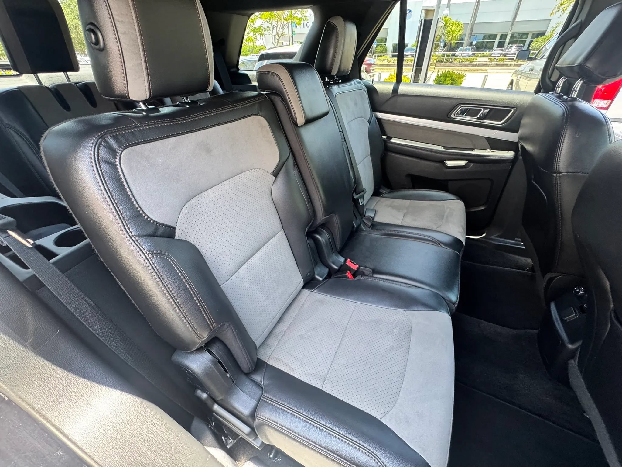 Used 2017 Ford Explorer XLT w/ Equipment Group 202A FWD image 21