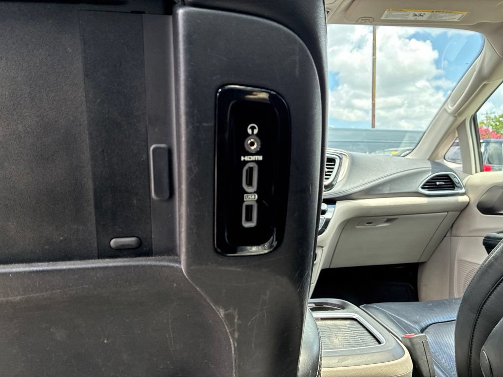 Used 2017 Chrysler Pacifica Limited FWD image 21