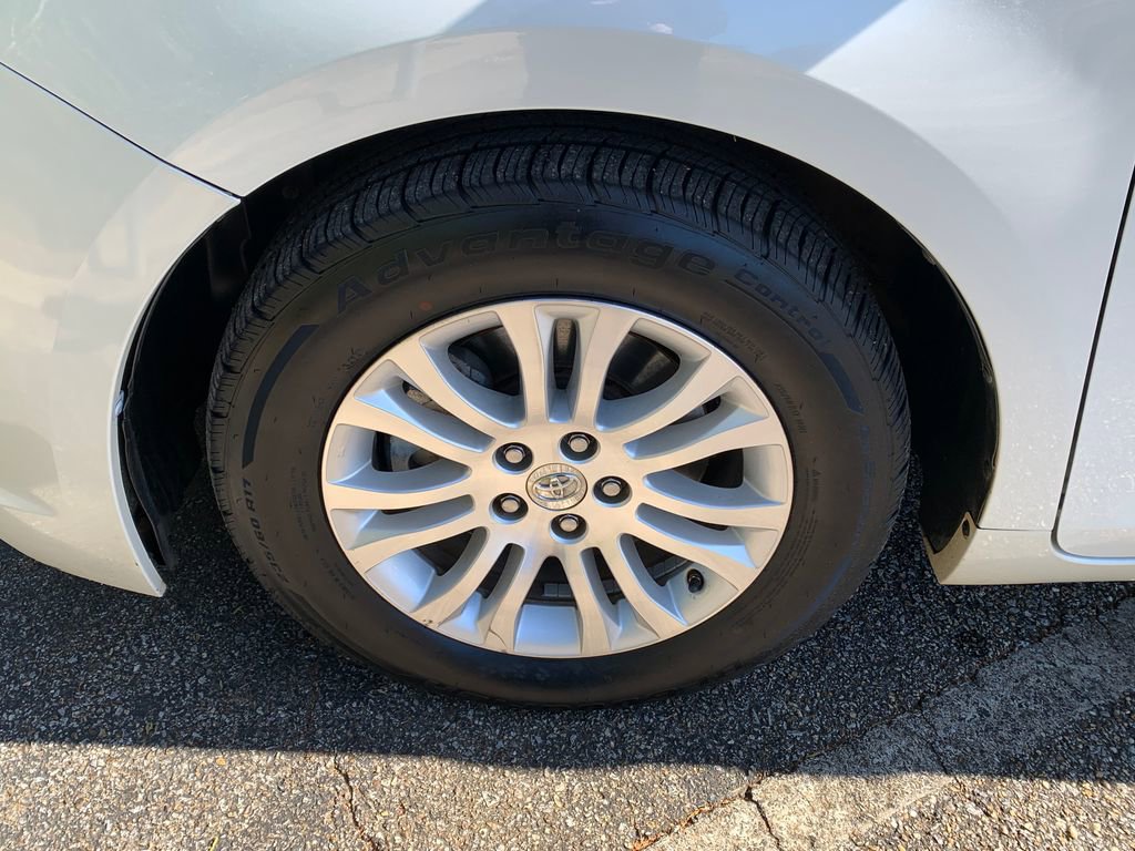 Used 2015 Toyota Sienna XLE image 10