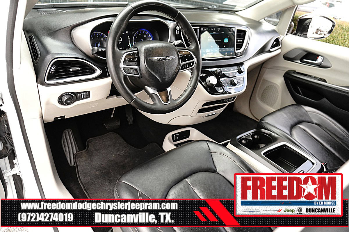 Used 2024 Chrysler Pacifica Touring-L FWD image 10