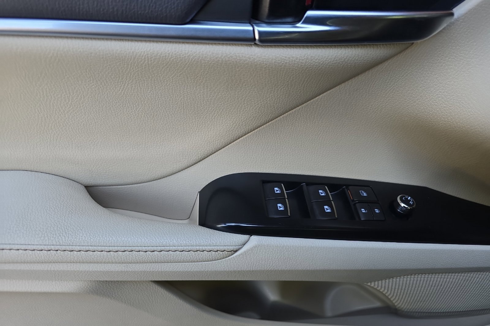 Used 2020 Toyota Camry XLE image 10