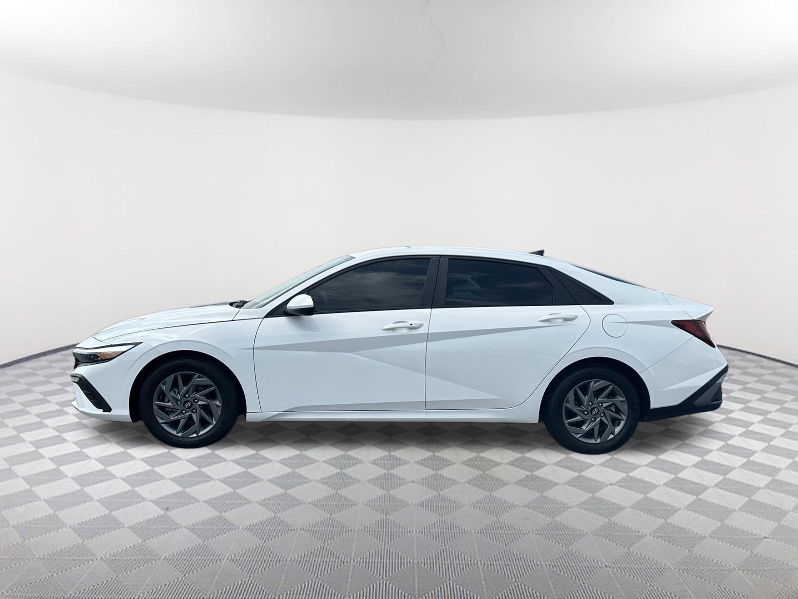 Used 2024 Hyundai Elantra SEL FWD image 11