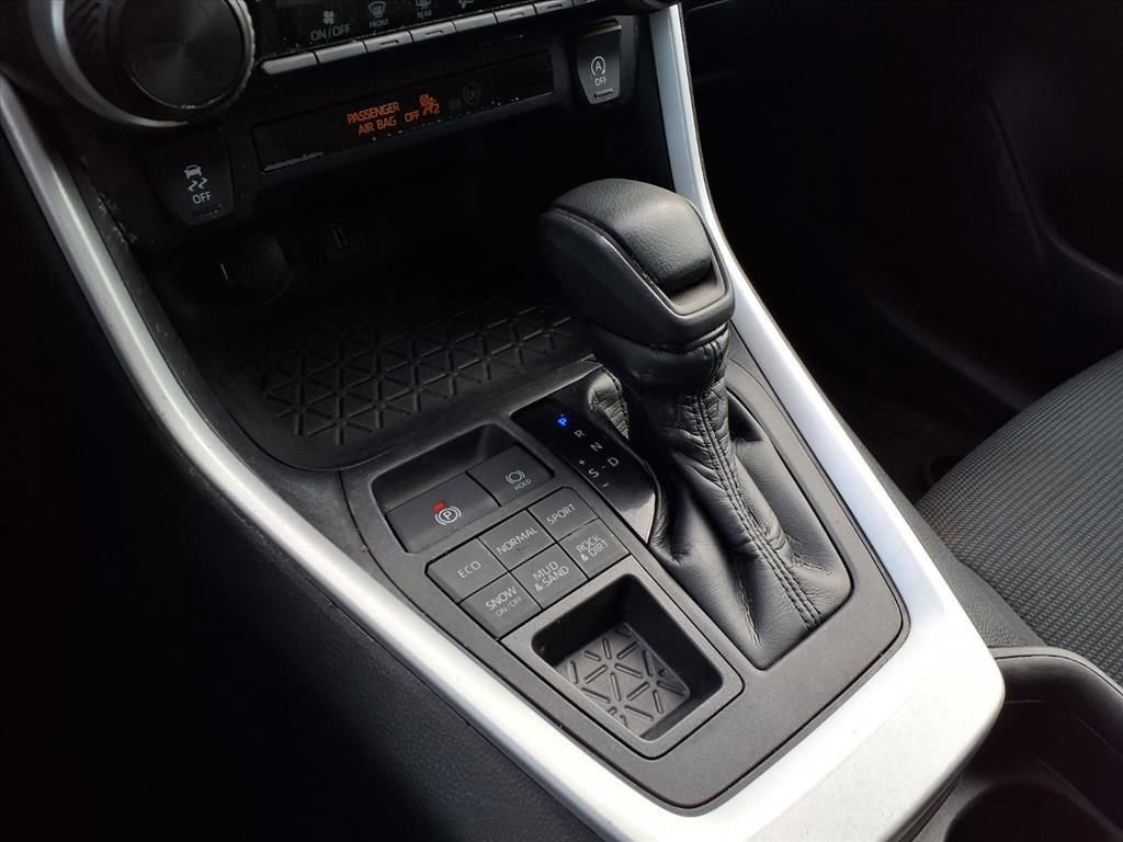 Used 2021 Toyota RAV4 LE image 5