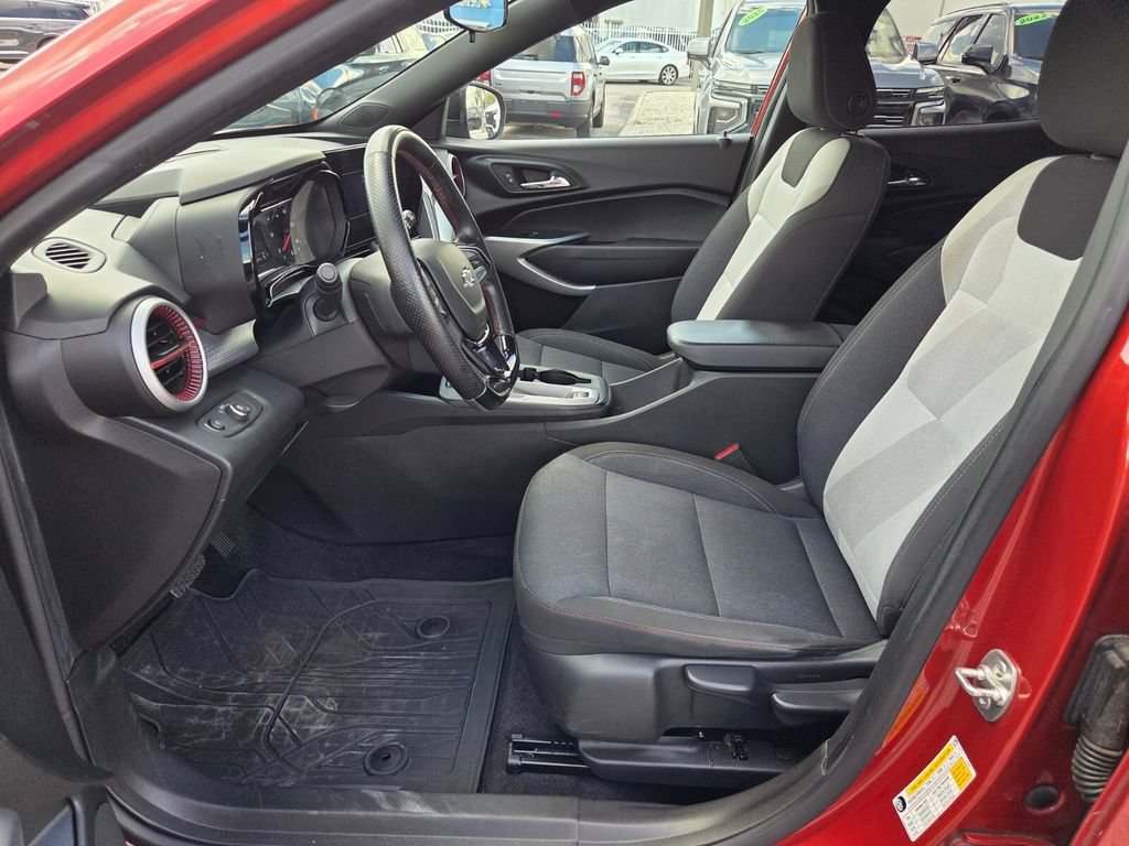 Used 2024 Chevrolet Trax RS FWD image 4