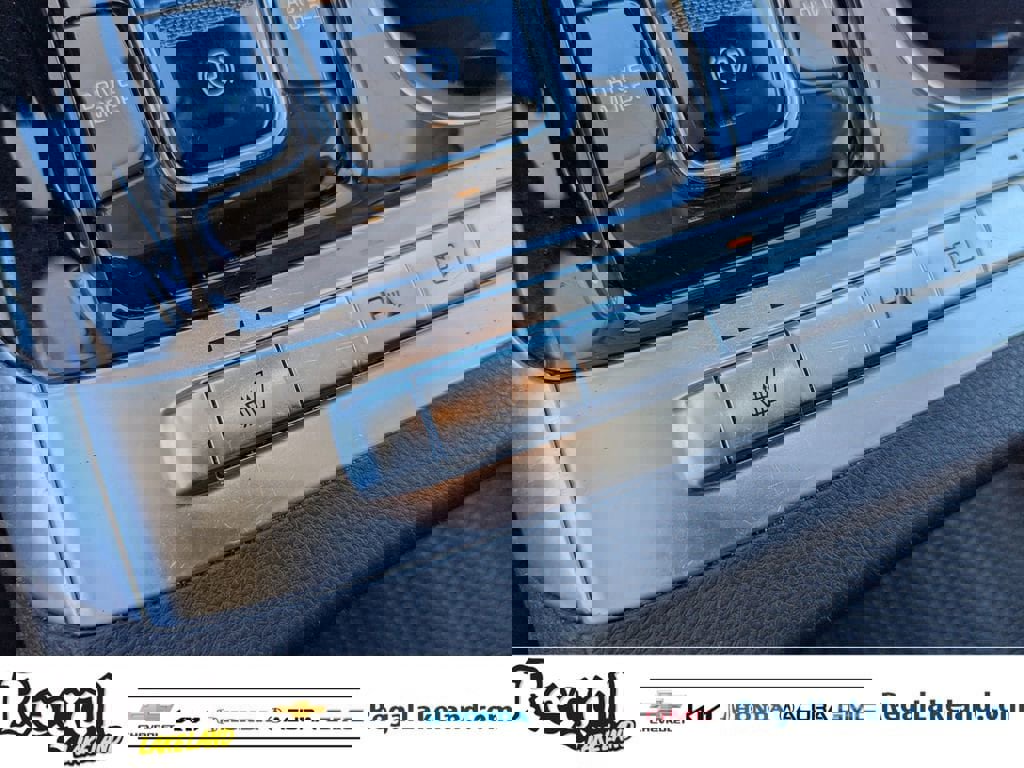 Used 2023 Kia Carnival EX image 24