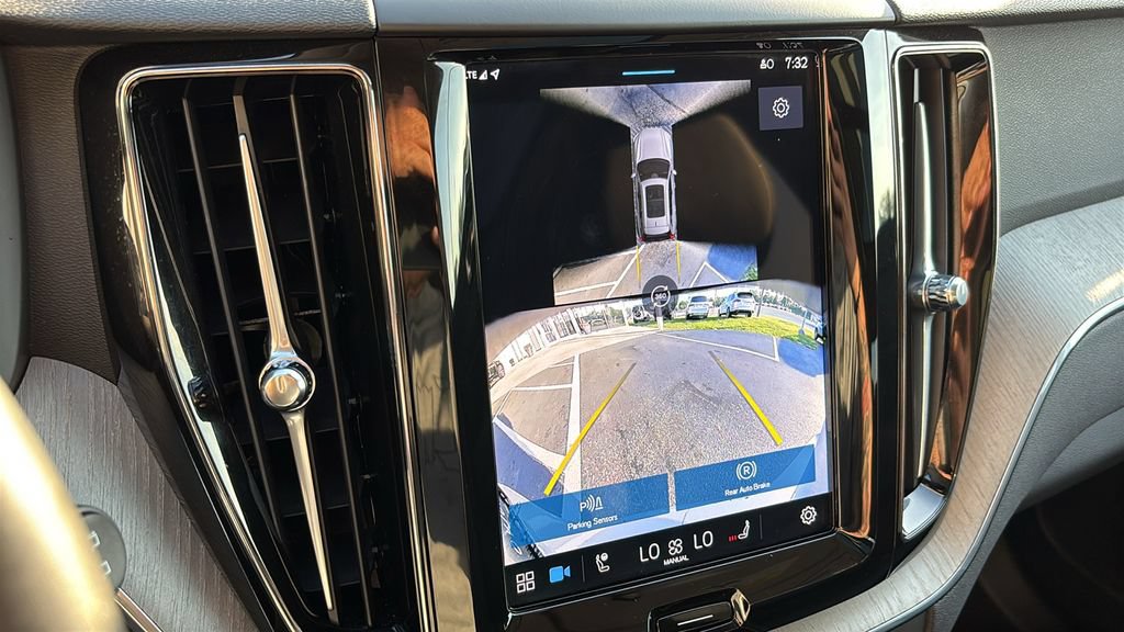 Certified 2025 Volvo XC60 B5 Plus AWD/4WD image 19