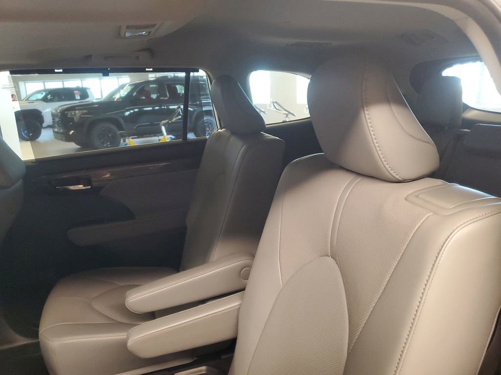 Used 2024 Toyota Highlander Limited image 13