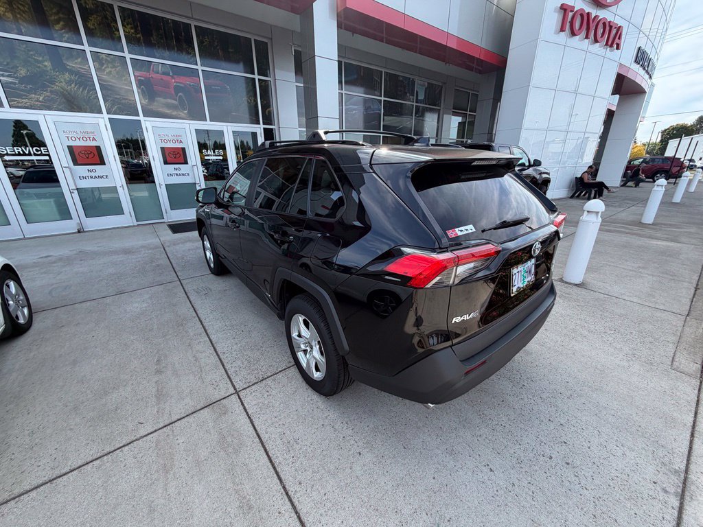 Used 2021 Toyota RAV4 XLE AWD/4WD image 4