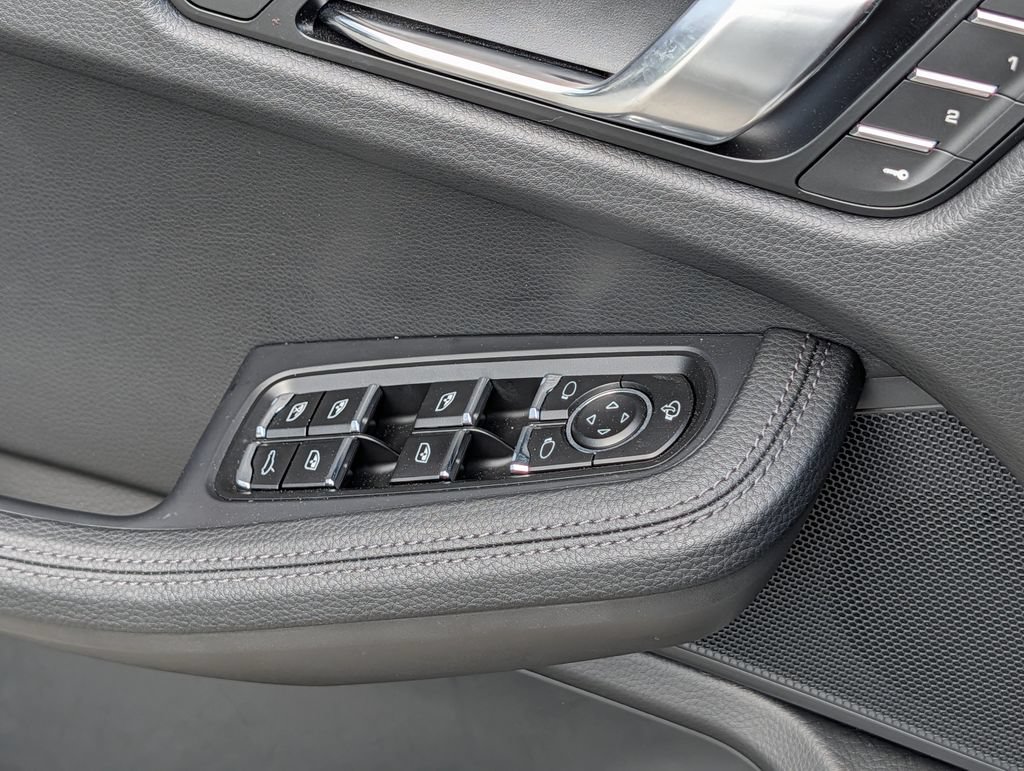 Certified 2025 Porsche Macan AWD/4WD image 16