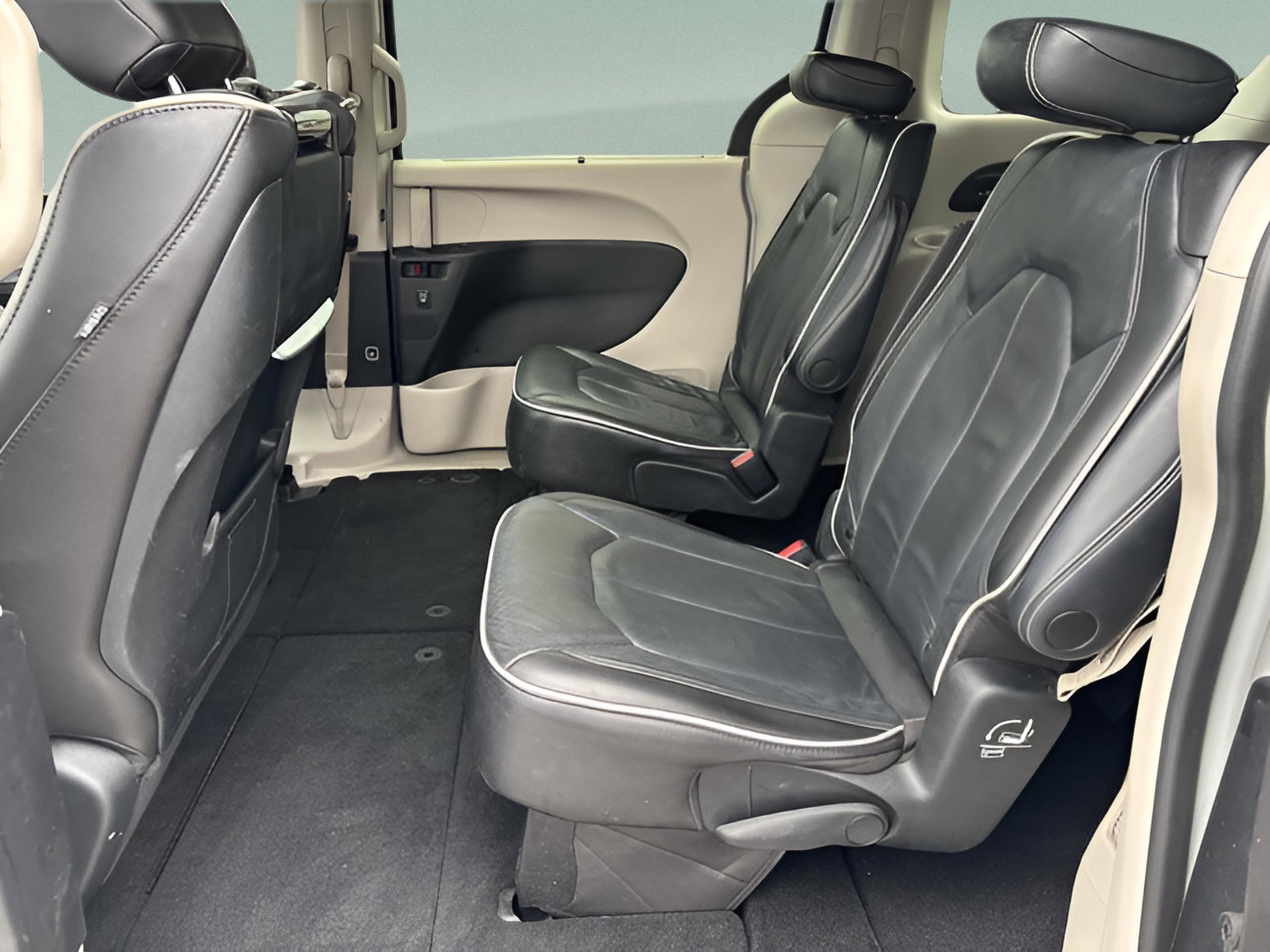 Used 2022 Chrysler Pacifica Limited w/ Uconnect Theater Family Group image 12